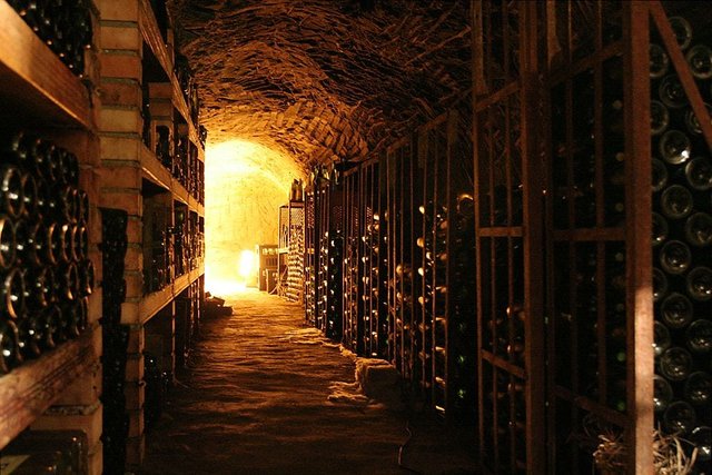 1024px-Wine_cellar[1].jpg